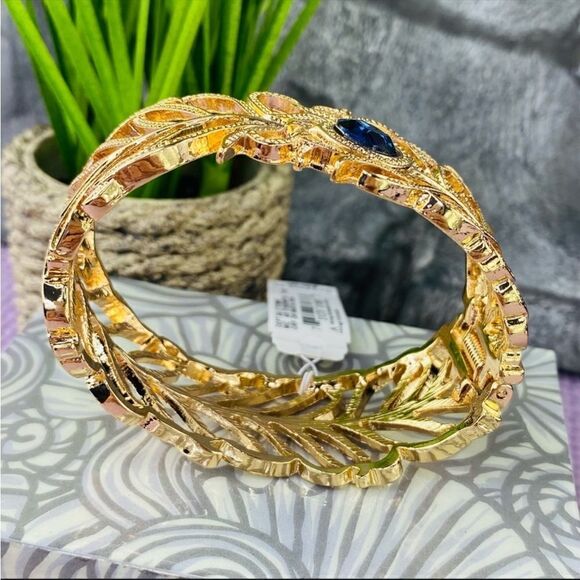 Dillards Vintage Inspired Gold Tone Cuff Bracelet Blue Stone NWT - Picture 4 of 10